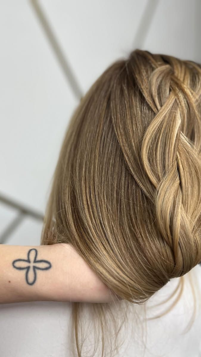 Balayage in warm blond met een losse vlecht, Wiktoria's hand in beeld