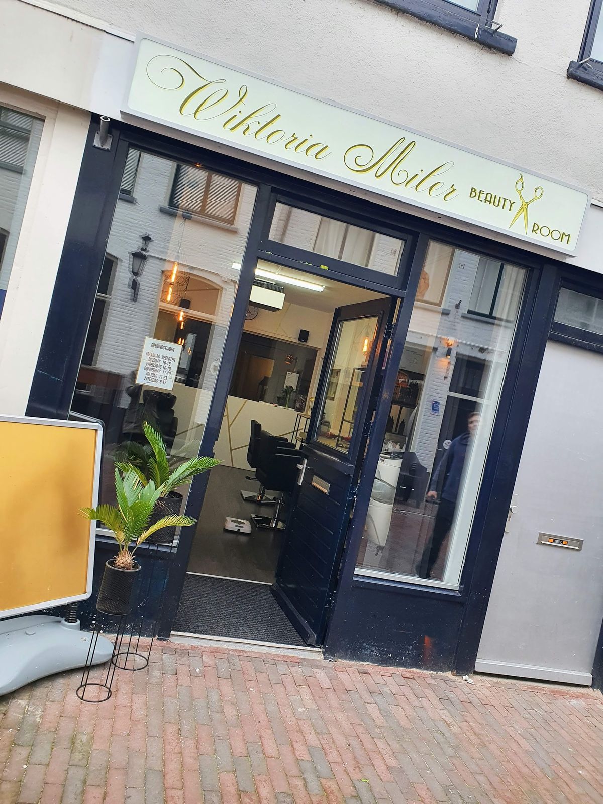 De gevel van de salon aan de Vijhestraat met het gouden bord Wiktoria Miler Beauty Room